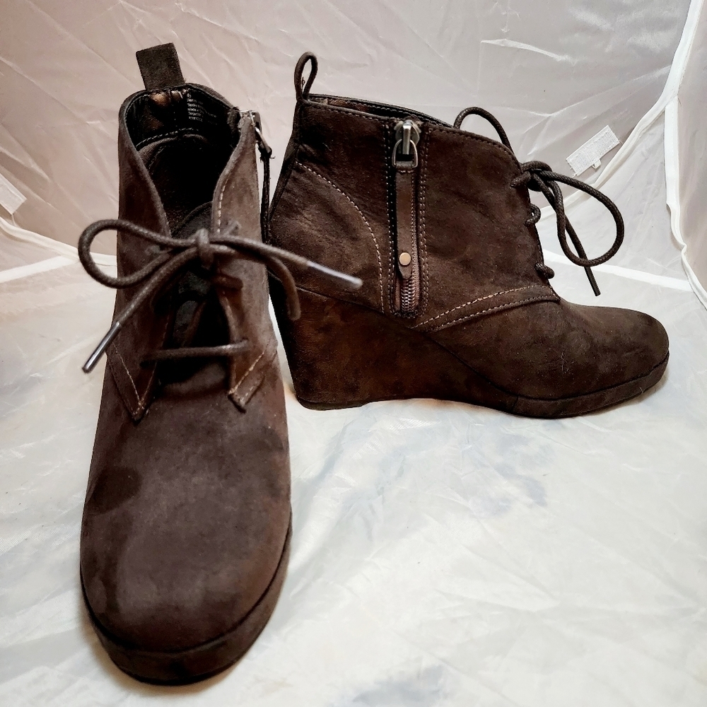 Dolce Vita Faux Suede Leather Brown Wedge Ankle Booties Women's 6.5 Side Zip EUC